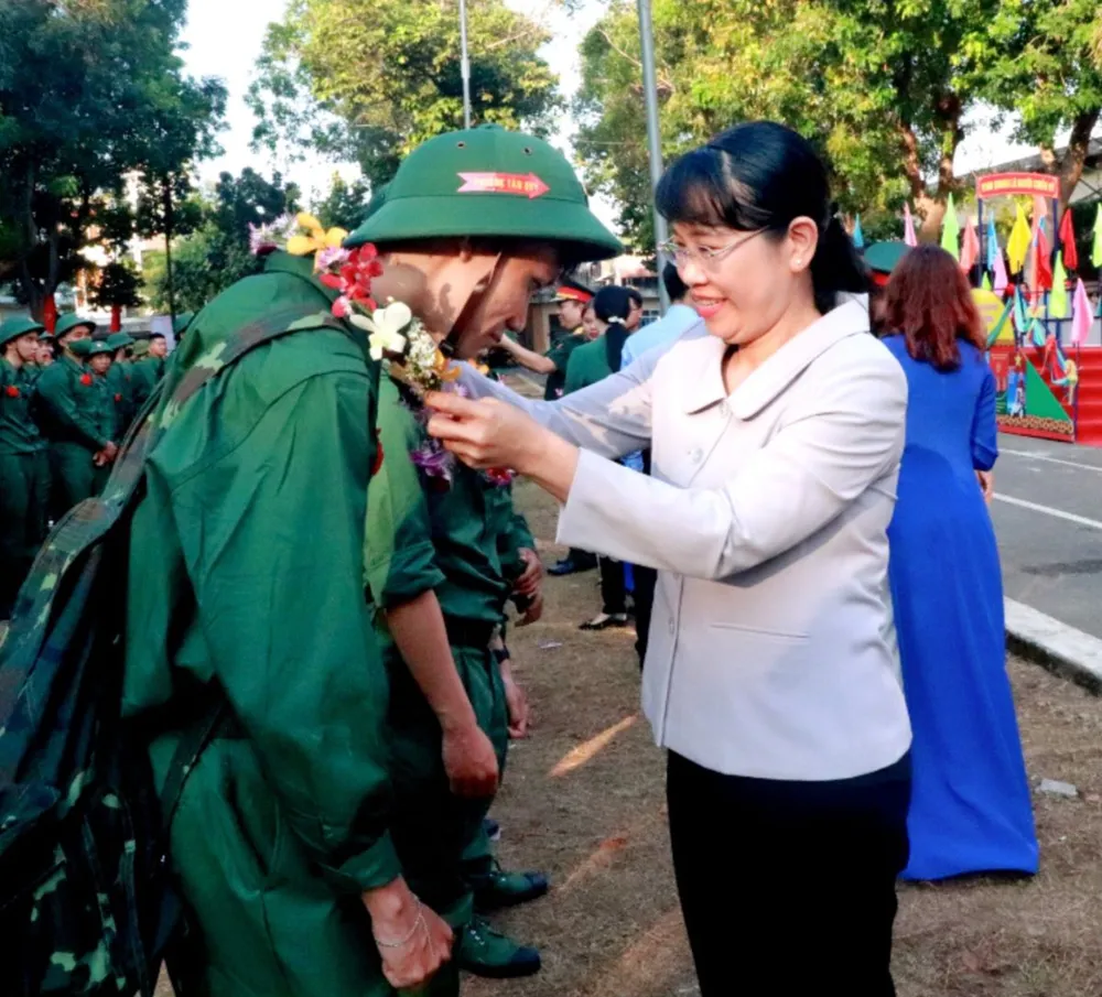 Bí thư Quận ủy quận Tân Phú Lê Thị Kim Hồng tặng hoa, động viên tân binh lên đường nhập ngũ. Ảnh: TRẦN YÊN Bí thư Quận ủy quận Tân Phú Lê Thị Kim Hồng tặng hoa, động viên tân binh lên đường nhập ngũ. Ảnh: TRẦN YÊN