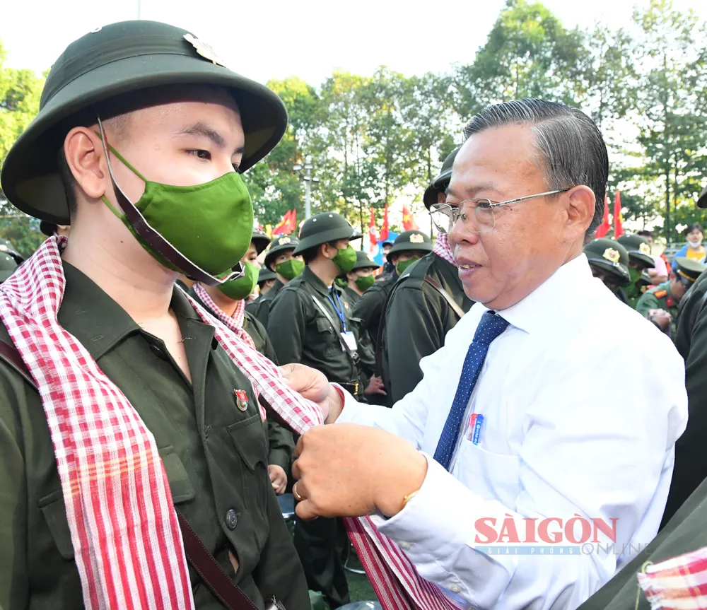 Bí thư Thành ủy TP Thủ Đức Nguyễn Hữu Hiệp động viên thanh niên nhập ngũ. Ảnh: VIỆT DŨNG Bí thư Thành ủy TP Thủ Đức Nguyễn Hữu Hiệp động viên thanh niên nhập ngũ. Ảnh: VIỆT DŨNG