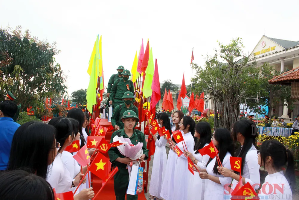 Hơn 2.400 thanh niên Quảng Ngãi lên đường nhập ngũ Hơn 2.400 thanh niên Quảng Ngãi lên đường nhập ngũ