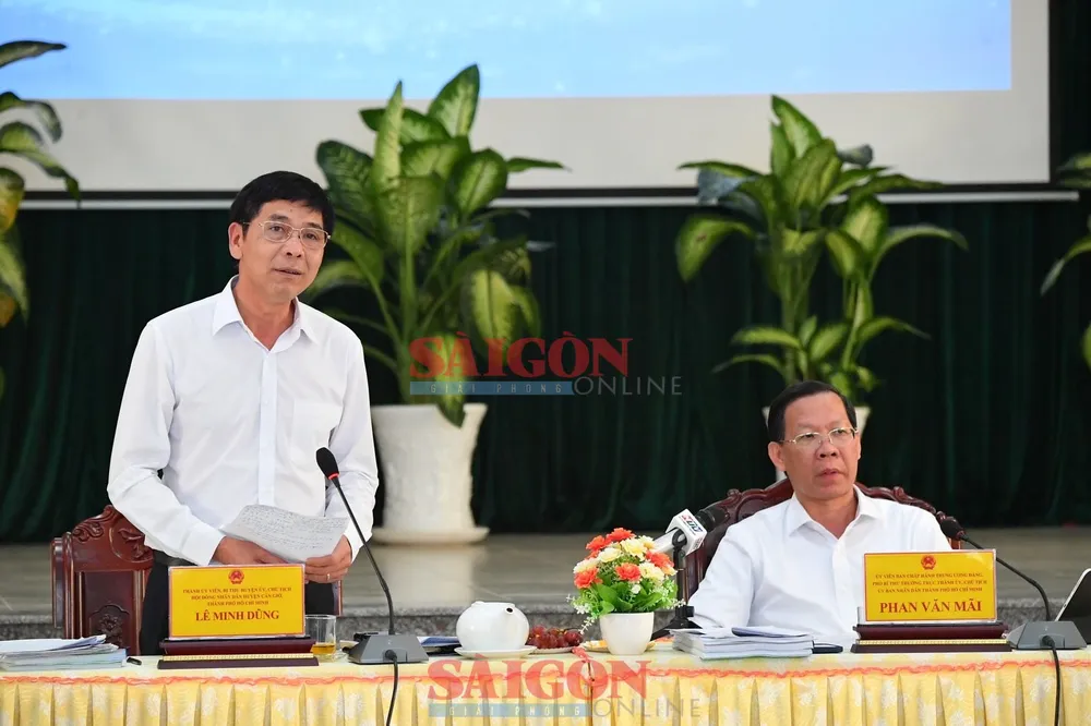 Bí thư Huyện ủy huyện Cần Giờ Lê Minh Dũng phát biểu. Ảnh: VIỆT DŨNG