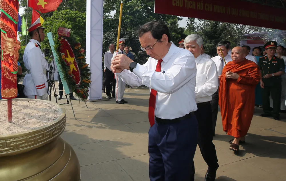 Đồng chí Nguyễn Văn Nên, Ủy viên Bộ Chính trị, Bí thư Thành ủy TPHCM dâng hương tưởng niệm đồng chí Huỳnh Tấn Phát. Ảnh: DŨNG PHƯƠNG Đồng chí Nguyễn Văn Nên, Ủy viên Bộ Chính trị, Bí thư Thành ủy TPHCM dâng hương tưởng niệm đồng chí Huỳnh Tấn Phát. Ảnh: DŨNG PHƯƠNG