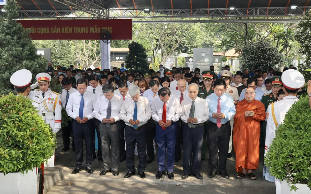 Các đại biểu dâng hương tại khu mộ đồng chí Huỳnh Tấn Phát. Ảnh: DŨNG PHƯƠNG Các đại biểu dâng hương tại khu mộ đồng chí Huỳnh Tấn Phát. Ảnh: DŨNG PHƯƠNG