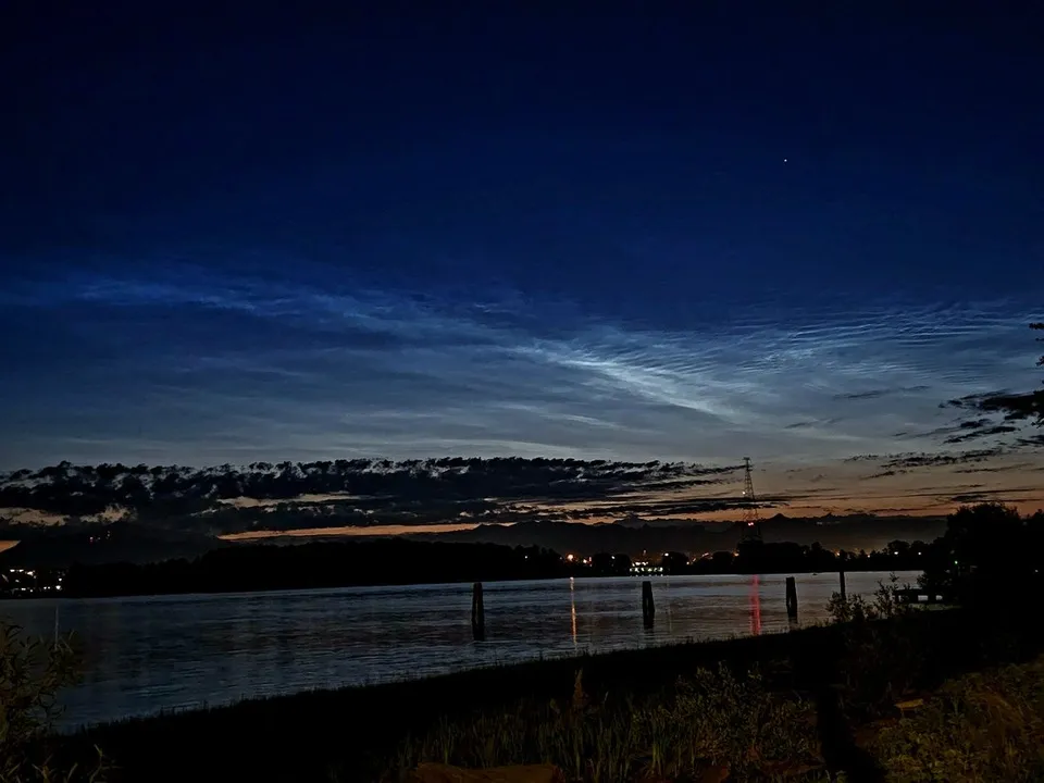 Hình ảnh mây dạ quang tại Vancouver, Canada. Ảnh: Twitter/@Stturner4669 Hình ảnh mây dạ quang tại Vancouver, Canada. Ảnh: Twitter/@Stturner4669