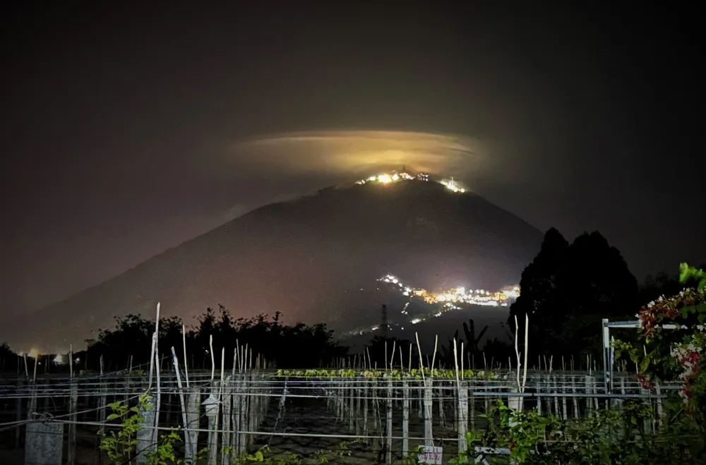 Hình ảnh được liên tưởng với mây dạ quang tại núi Bà Đen tối 13-2 Hình ảnh được liên tưởng với mây dạ quang tại núi Bà Đen tối 13-2