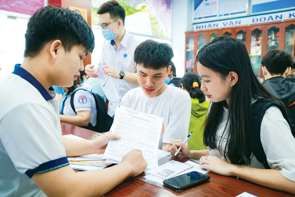 Tư vấn đăng ký tuyển sinh tại một trường đại học ở TPHCM Ảnh: GIA HƯNG Tư vấn đăng ký tuyển sinh tại một trường đại học ở TPHCM Ảnh: GIA HƯNG