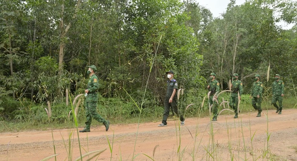 Chiến sĩ Bộ đội Biên phòng ở Phú Quốc (tỉnh Kiên Giang) tuần tra phòng chống cháy rừng. Ảnh: QUỐC BÌNH