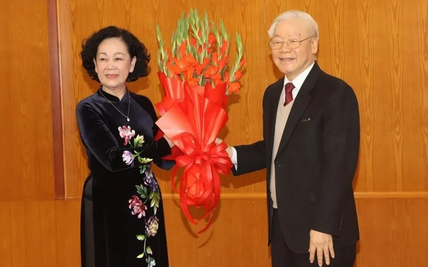 Tổng Bí thư Nguyễn Phú Trọng chúc mừng Thường trực Ban Bí thư Trương Thị Mai. Ảnh: TTXVN