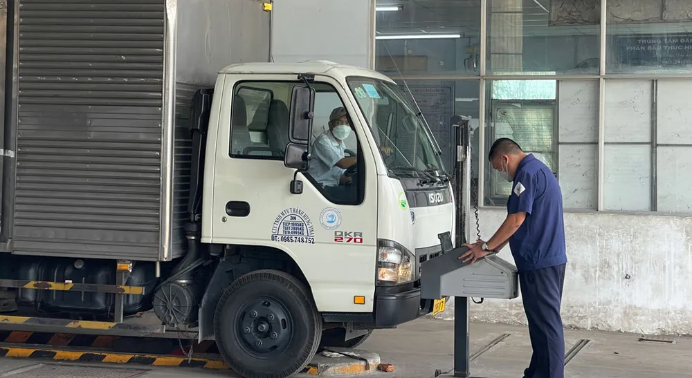 Tài xế đến đăng kiểm tại Trung tâm Đăng kiểm 50-07V (TP Thủ Đức, TPHCM). Ảnh: THANH HẢI Tài xế đến đăng kiểm tại Trung tâm Đăng kiểm 50-07V (TP Thủ Đức, TPHCM). Ảnh: THANH HẢI