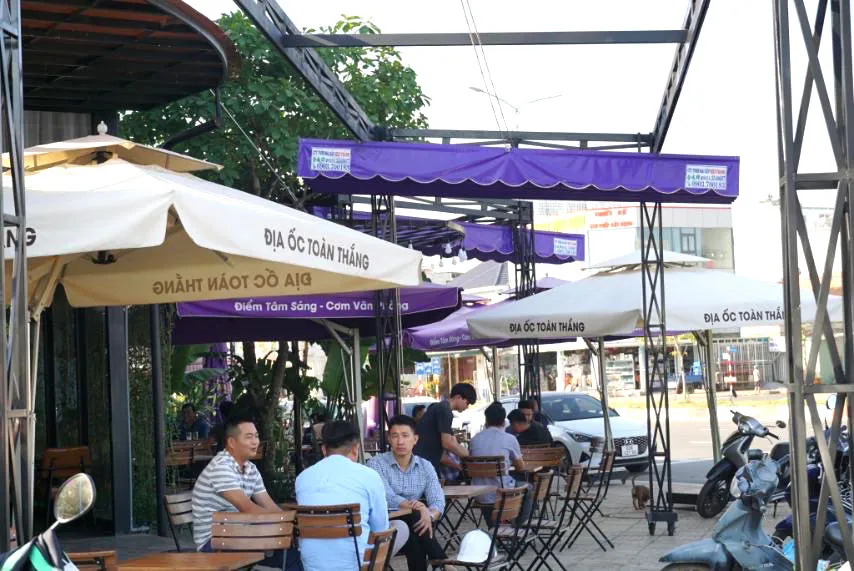 Người dân vui vẻ trò chuyện về cuộc sống mới Người dân vui vẻ trò chuyện về cuộc sống mới