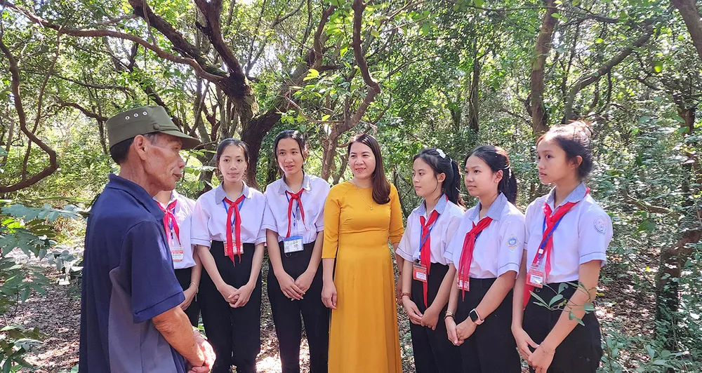 Cô giáo Phạm Thị Phương, Trường THCS xã Quảng Xuân và học trò nghe kể lịch sử người làng bảo vệ rừng trâm bầu gần 500 năm Cô giáo Phạm Thị Phương, Trường THCS xã Quảng Xuân và học trò nghe kể lịch sử người làng bảo vệ rừng trâm bầu gần 500 năm