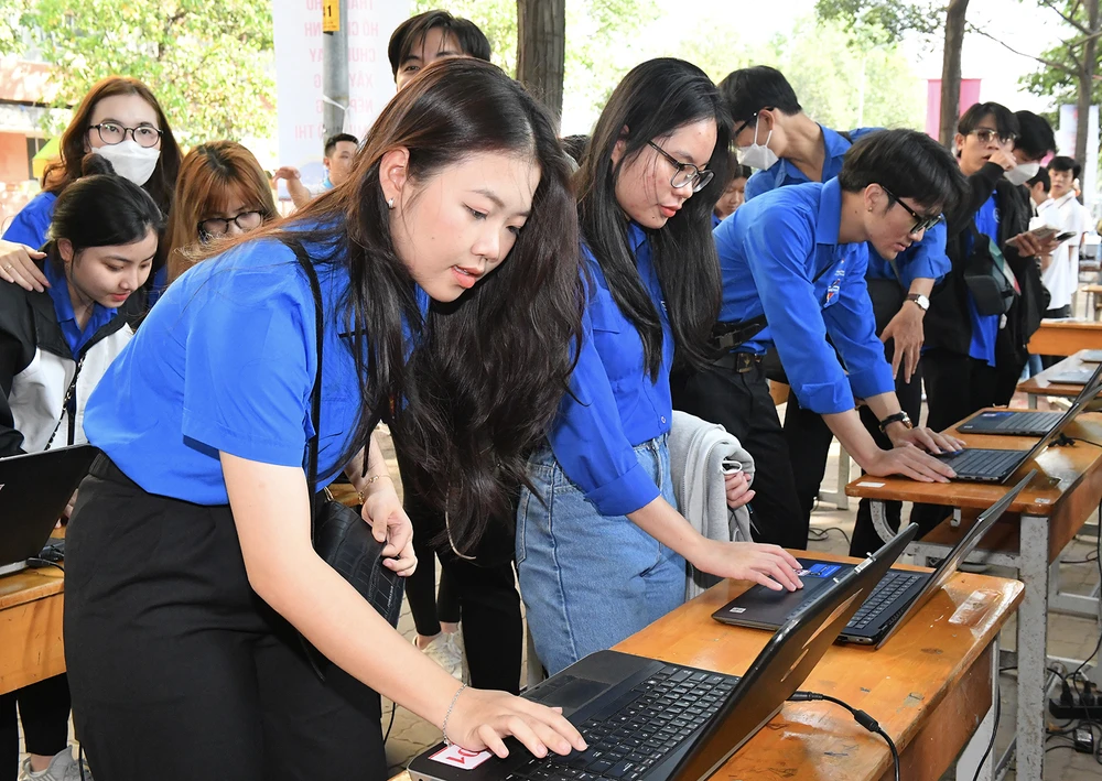 Tìm hiểu các hoạt động Tháng Thanh niên trên không gian mạng. Ảnh: VIỆT DŨNG