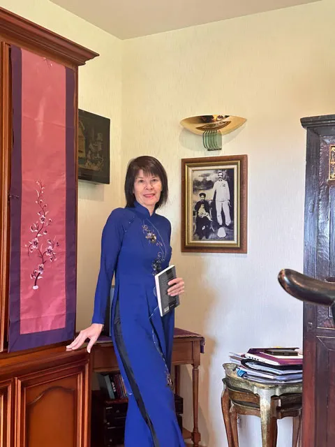 Nhà văn Pháp gốc Việt Dominique Penhoat và chiếc áo dài Việt đầu tiên được tặng Nhà văn Pháp gốc Việt Dominique Penhoat và chiếc áo dài Việt đầu tiên được tặng