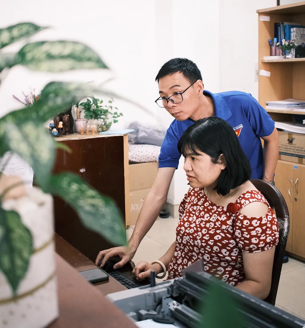 Đoàn viên Khối Dân - Chính - Đảng thành phố hướng dẫn người dân sử dụng dịch vụ công trực tuyến giải quyết thủ tục hành chính tại Bảo hiểm xã hội TPHCM Đoàn viên Khối Dân - Chính - Đảng thành phố hướng dẫn người dân sử dụng dịch vụ công trực tuyến giải quyết thủ tục hành chính tại Bảo hiểm xã hội TPHCM