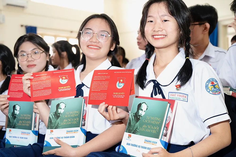 Học sinh Trường THPT Thủ Thiêm trong niềm vinh dự được đứng vào hàng ngũ Đoàn trong Tháng Thanh niên Học sinh Trường THPT Thủ Thiêm trong niềm vinh dự được đứng vào hàng ngũ Đoàn trong Tháng Thanh niên