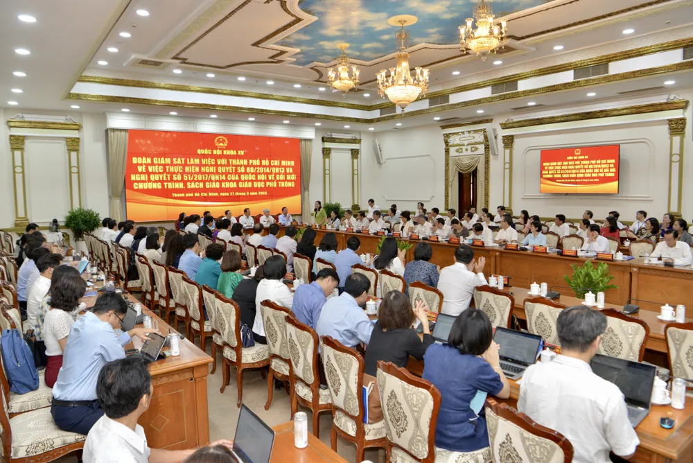 Đoàn giám sát của Quốc hội làm việc với Thường trực UBND TPHCM về việc thực hiện Nghị quyết số 88/2014/QH13 và Nghị quyết số 51/2017/QH14 của Quốc hội về đổi mới chương trình, sách giáo khoa (SGK) giáo dục phổ thông trên địa bàn TPHCM. Ảnh: CAO THĂNG Đoàn giám sát của Quốc hội làm việc với Thường trực UBND TPHCM về việc thực hiện Nghị quyết số 88/2014/QH13 và Nghị quyết số 51/2017/QH14 của Quốc hội về đổi mới chương trình, sách giáo khoa (SGK) giáo dục phổ thông trên địa bàn TPHCM. Ảnh: CAO THĂNG