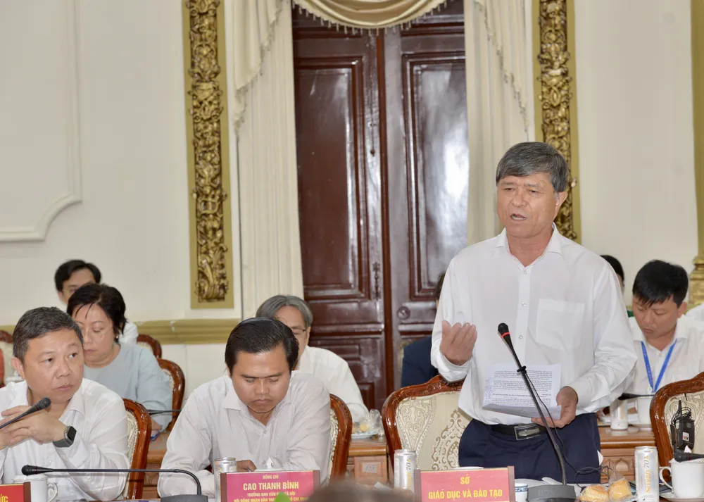 Giám đốc Sở GD-ĐT TPHCM cho rằng, quy định phải đưa ra danh mục lựa chọn SGK trước 5 tháng so với ngày khai giảng, tức đầu tháng 4 phải có danh mục SGK đang tạo áp lực lớn. Ảnh: CAO THĂNG Giám đốc Sở GD-ĐT TPHCM cho rằng, quy định phải đưa ra danh mục lựa chọn SGK trước 5 tháng so với ngày khai giảng, tức đầu tháng 4 phải có danh mục SGK đang tạo áp lực lớn. Ảnh: CAO THĂNG