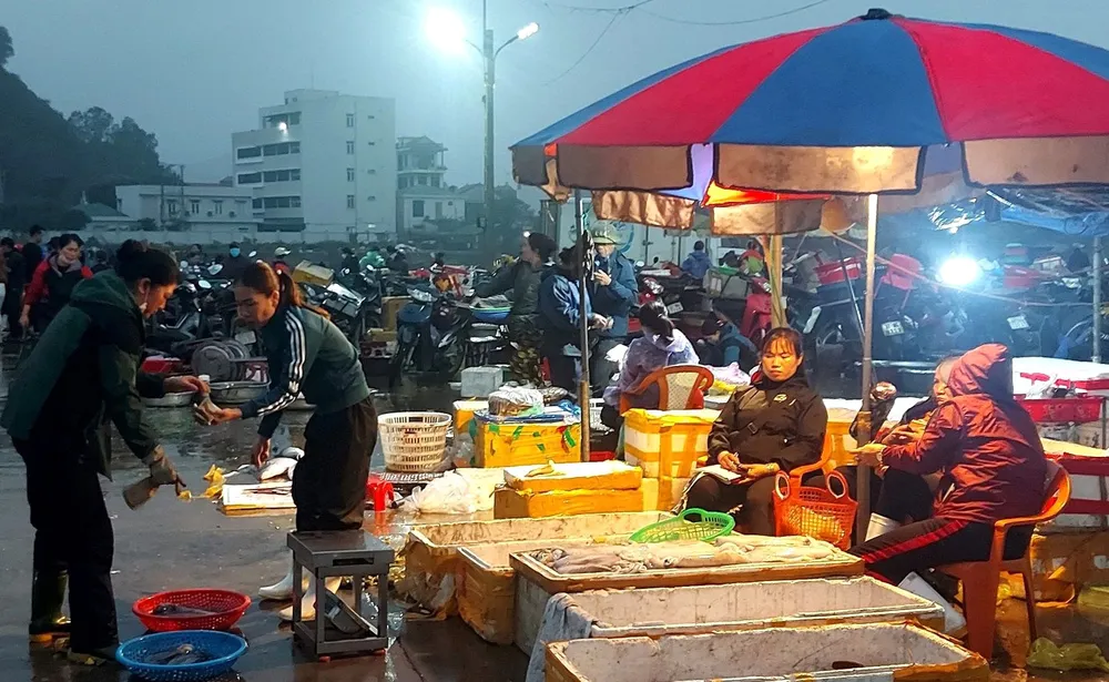 Chợ cá được mở từ 4-5 giờ sáng Chợ cá được mở từ 4-5 giờ sáng