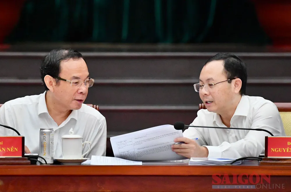 Bí thư Thành ủy TPHCM Nguyễn Văn Nên trao đổi với Phó Bí thư Thành ủy TPHCM Nguyễn Văn Hiếu. Ảnh: VIỆT DŨNG Bí thư Thành ủy TPHCM Nguyễn Văn Nên trao đổi với Phó Bí thư Thành ủy TPHCM Nguyễn Văn Hiếu. Ảnh: VIỆT DŨNG