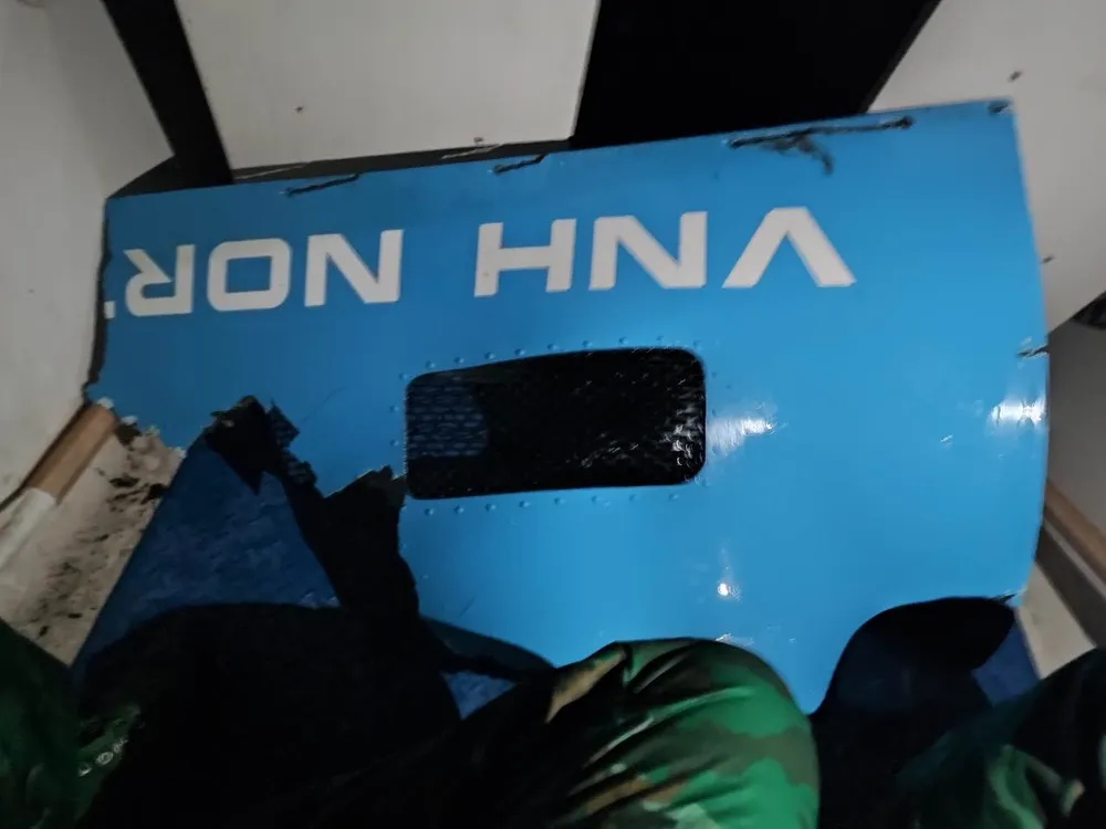 Các mảnh vỡ của chiếc Bell 505 đã được đưa lên khỏi mặt nước. Ảnh: CỤC CSGT