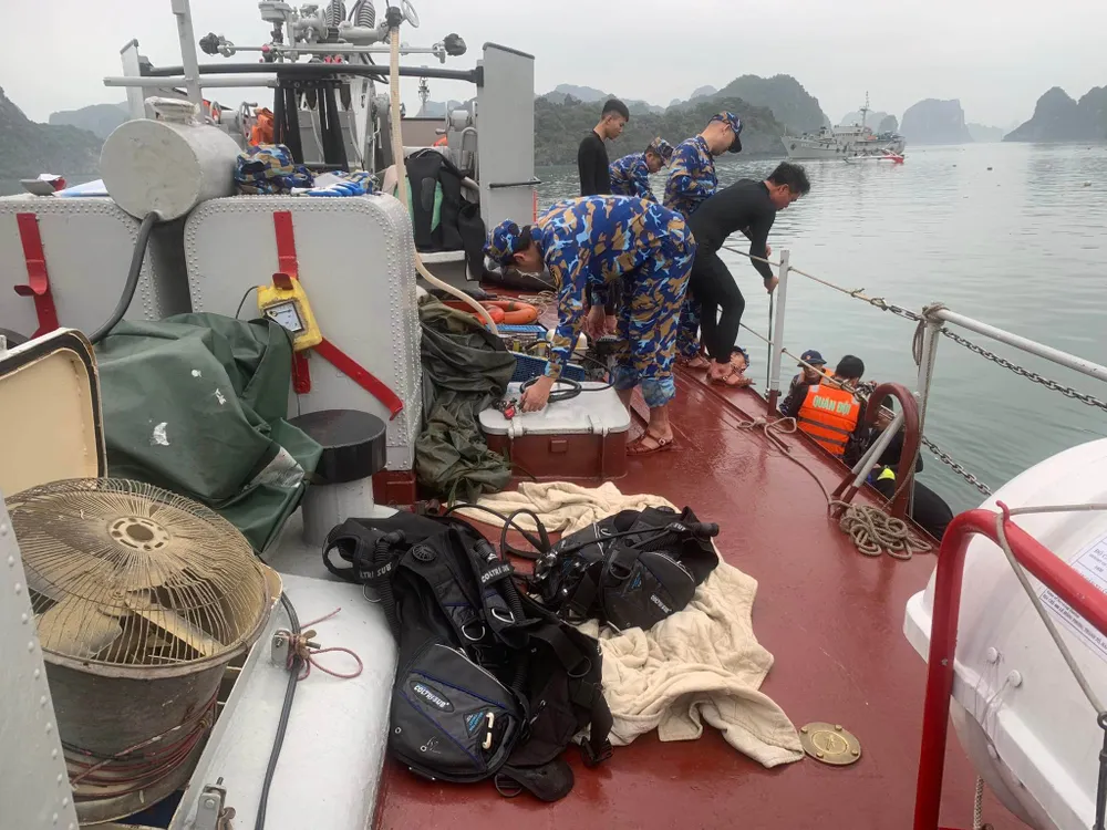 Các lực lượng tham gia cứu nạn máy bay Bell 505. Ảnh: QUANG NINH