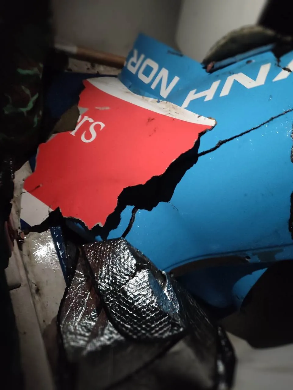 Các mảnh vỡ của chiếc Bell 505 được trục vớt. Ảnh: CỤC CSGT