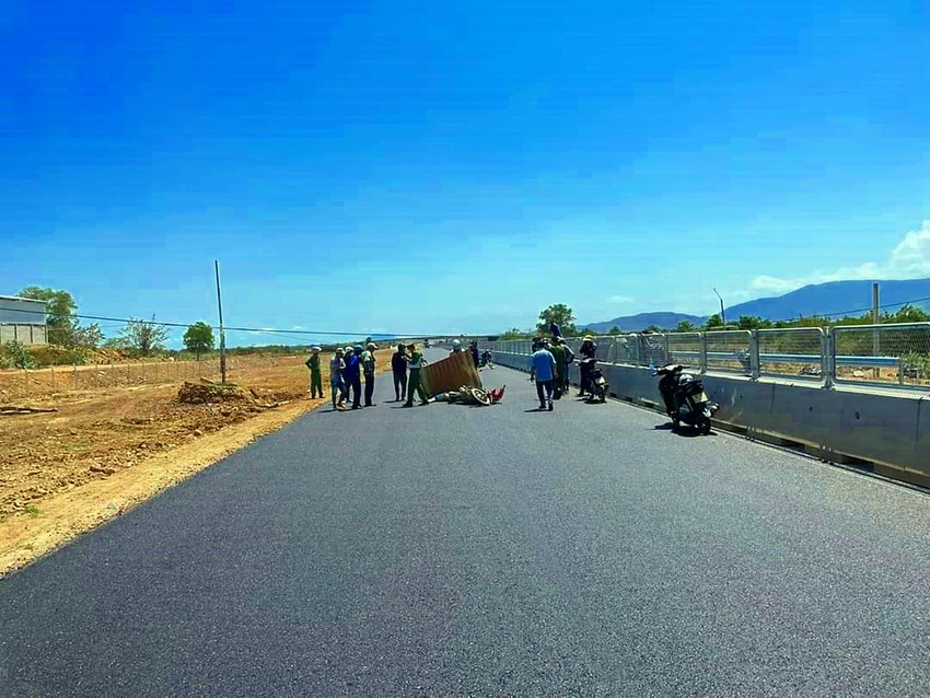 Một vụ tai nạn chết người trên đường cao tốc Vĩnh Hảo - Phan Thiết đang thi công. Nguồn: PLO