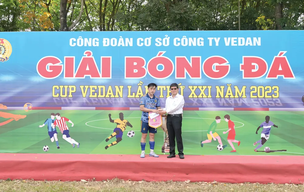 Ông Ko Chung Chih - Phó Tổng Giám đốc Công ty Vedan Việt Nam trao giải vua phá lưới