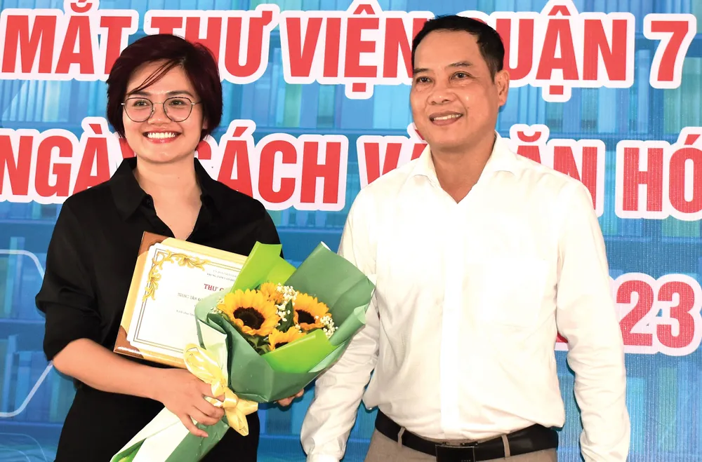 Ông Trần Văn Ly, Giám đốc Trung tâm VH-TT quận 7 tặng hoa cám ơn bà Vũ Thị Thu Hằng, đại diện D7 Sports Park Ông Trần Văn Ly, Giám đốc Trung tâm VH-TT quận 7 tặng hoa cám ơn bà Vũ Thị Thu Hằng, đại diện D7 Sports Park