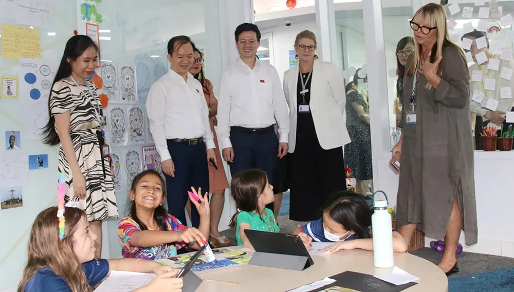 Đoàn giám sát của Ủy ban Thường vụ Quốc hội về “Việc thực hiện Nghị quyết số 88/2014/QH13 và Nghị quyết số 51/2017/QH14 của Quốc hội về đổi mới chương trình, sách giáo khoa giáo dục phổ thông” làm việc với Trường Quốc tế TPHCM, ngày 17-3-2023 Ảnh: NHẬT TRƯỜNG