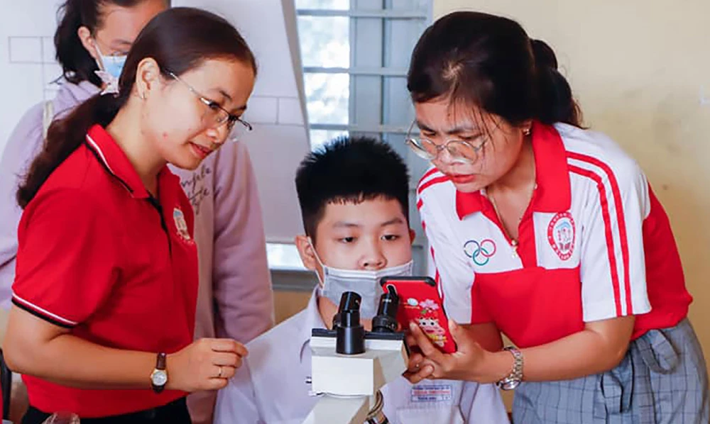 Học sinh lớp 9 tìm hiểu môi trường học tập tại Trường THPT Đào Sơn Tây (TP Thủ Đức, TPHCM)