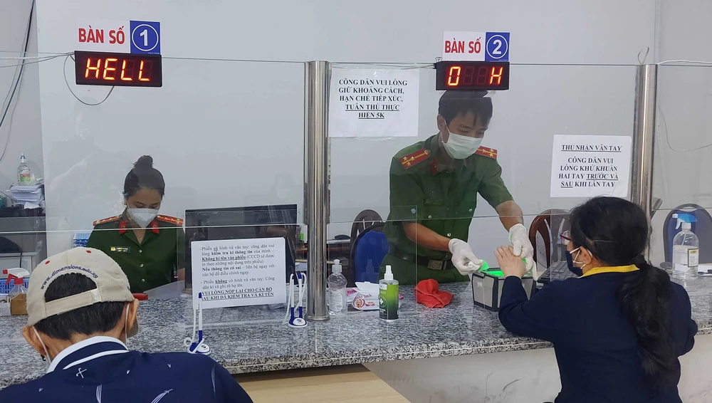Người dân làm thủ tục cấp CCCD tại Công an quận 3, TPHCM. Ảnh: Chí Thạch