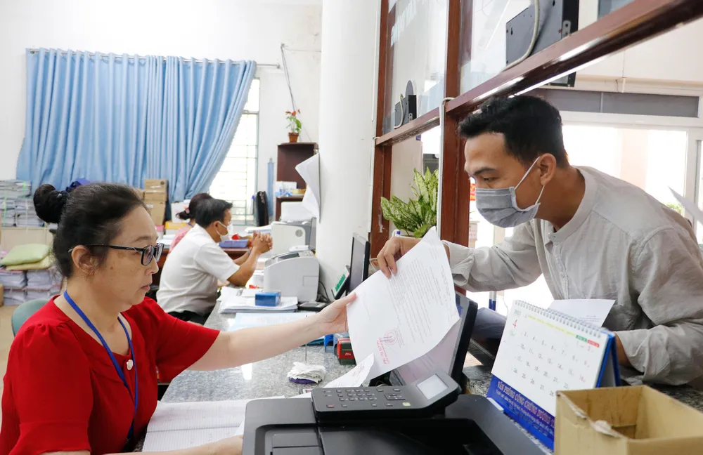 Công chức phường Bình Hưng Hòa A, quận Bình Tân, TPHCM tiếp nhận giải quyết thủ tục hành chính cho người dân. Ảnh: NGÔ BÌNH Công chức phường Bình Hưng Hòa A, quận Bình Tân, TPHCM tiếp nhận giải quyết thủ tục hành chính cho người dân. Ảnh: NGÔ BÌNH