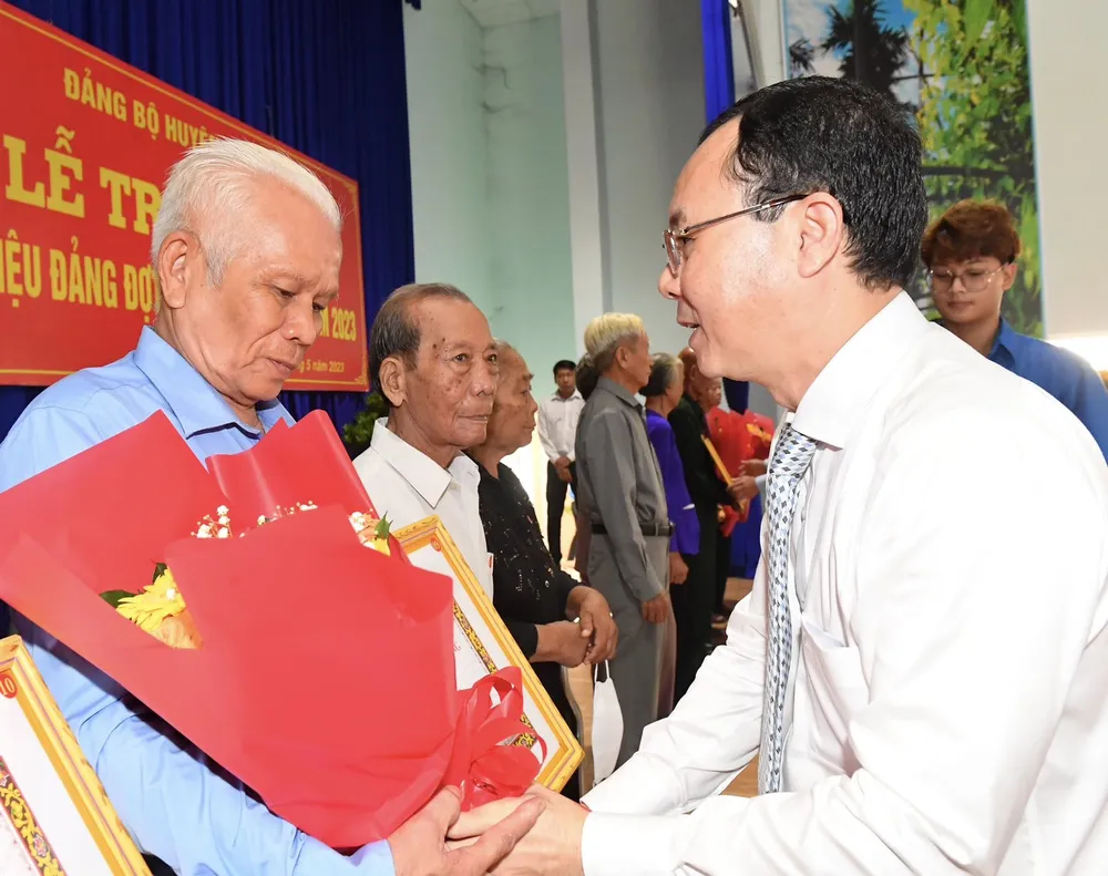 Đồng chí Nguyễn Văn Hiếu trao Huy hiệu 55 năm tuổi Đảng cho đảng viên cao tuổi Đảng. Ảnh: VIỆT DŨNG