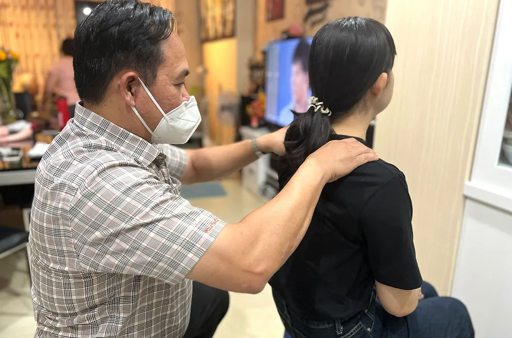 Bác sĩ Cao Minh Tuấn đang chữa trị cho bệnh nhân. Ảnh: NGUYỄN ANH Bác sĩ Cao Minh Tuấn đang chữa trị cho bệnh nhân. Ảnh: NGUYỄN ANH