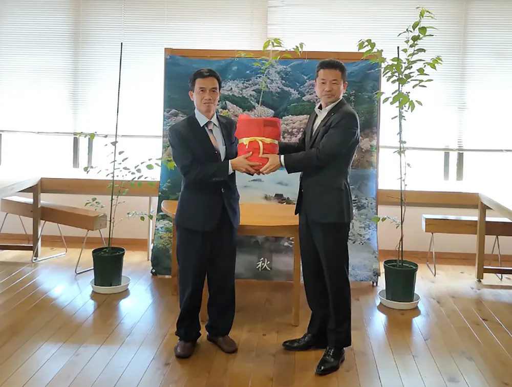 Trao cây giống hoa anh đào hỗ trợ huyện Vĩnh Thạnh, tỉnh Bình Định phát triển du lịch