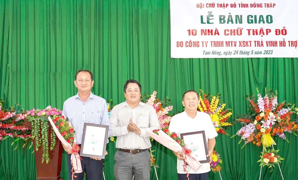 Đại diện Hội Chữ thập đỏ tỉnh Đồng Tháp (giữa) trao Kỷ niệm chương cho ông Lưu Hoàng Tân (bên trái) - Chủ tịch Công ty XSKT Đồng Tháp và ông Lâm Xuân Tiến (bên phải) - Phó Giám đốc Công ty TNHH MTV XSKT tỉnh Trà Vinh