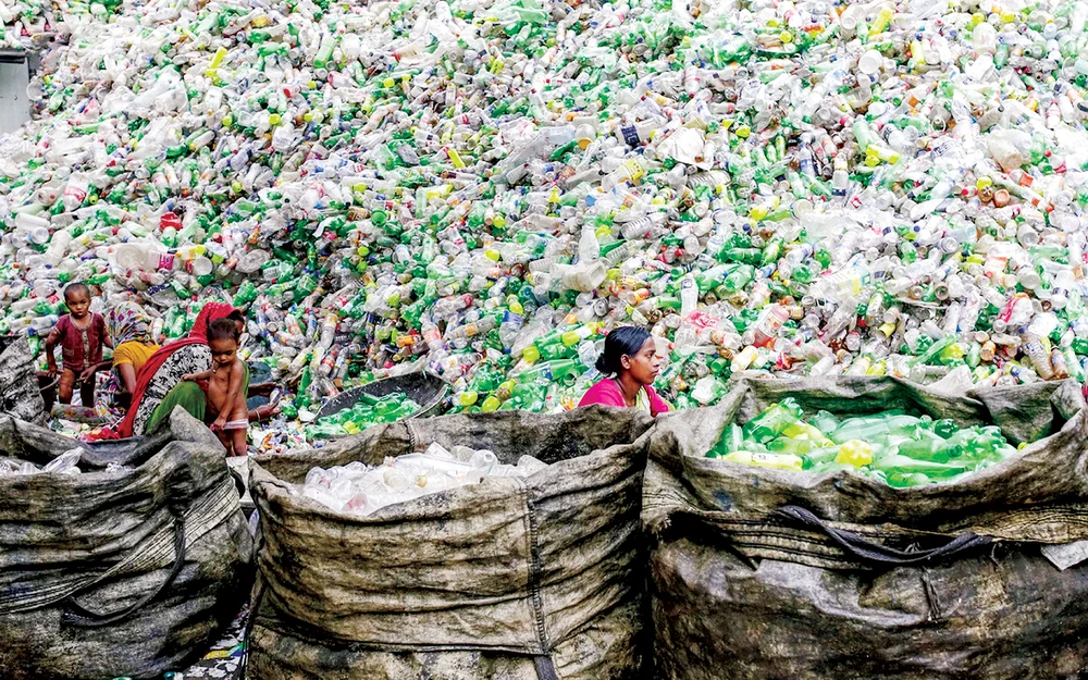 Một địa điểm phân loại rác thải nhựa để tái chế ở Bangladesh