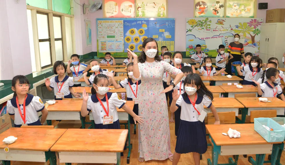 Cô trò lớp 1 Trường Tiểu học Nguyễn Bỉnh Khiêm, quận 1, TPHCM. Ảnh: CAO THĂNG Cô trò lớp 1 Trường Tiểu học Nguyễn Bỉnh Khiêm, quận 1, TPHCM. Ảnh: CAO THĂNG