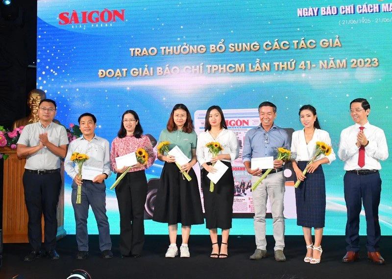 Báo SGGP khen thưởng bổ sung các tác giả đoạt Giải Báo chí TPHCM lần thứ 41 - năm 2023. Ảnh: VIỆT DŨNG 