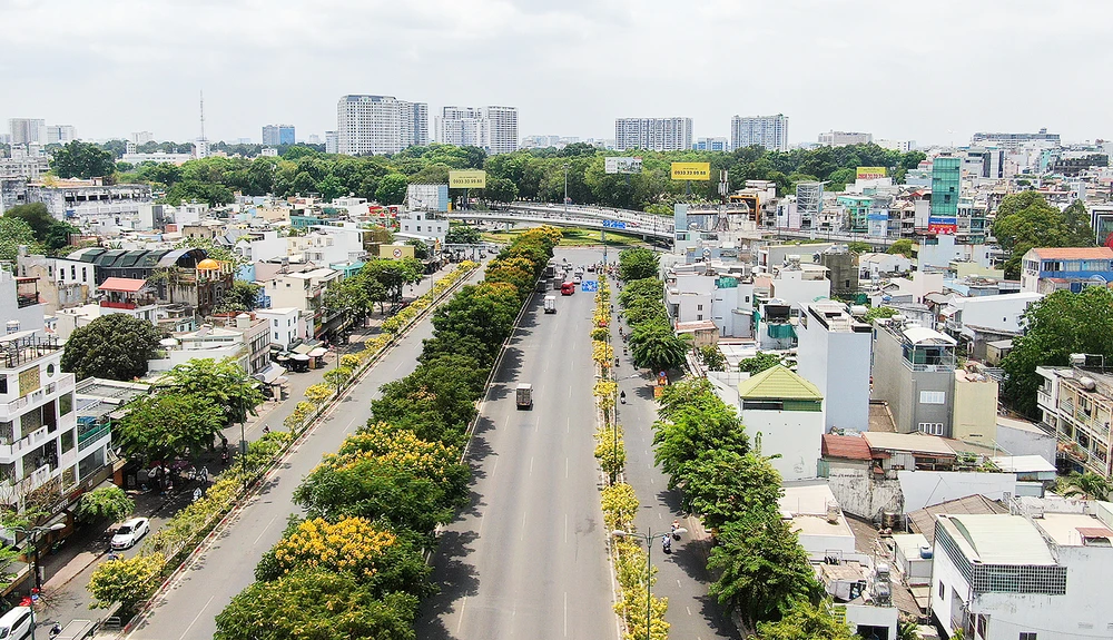 Đường Phạm Văn Đồng kết nối sân bay Tân Sơn Nhất với thành phố Thủ Đức. Ảnh: HOÀNG HÙNG