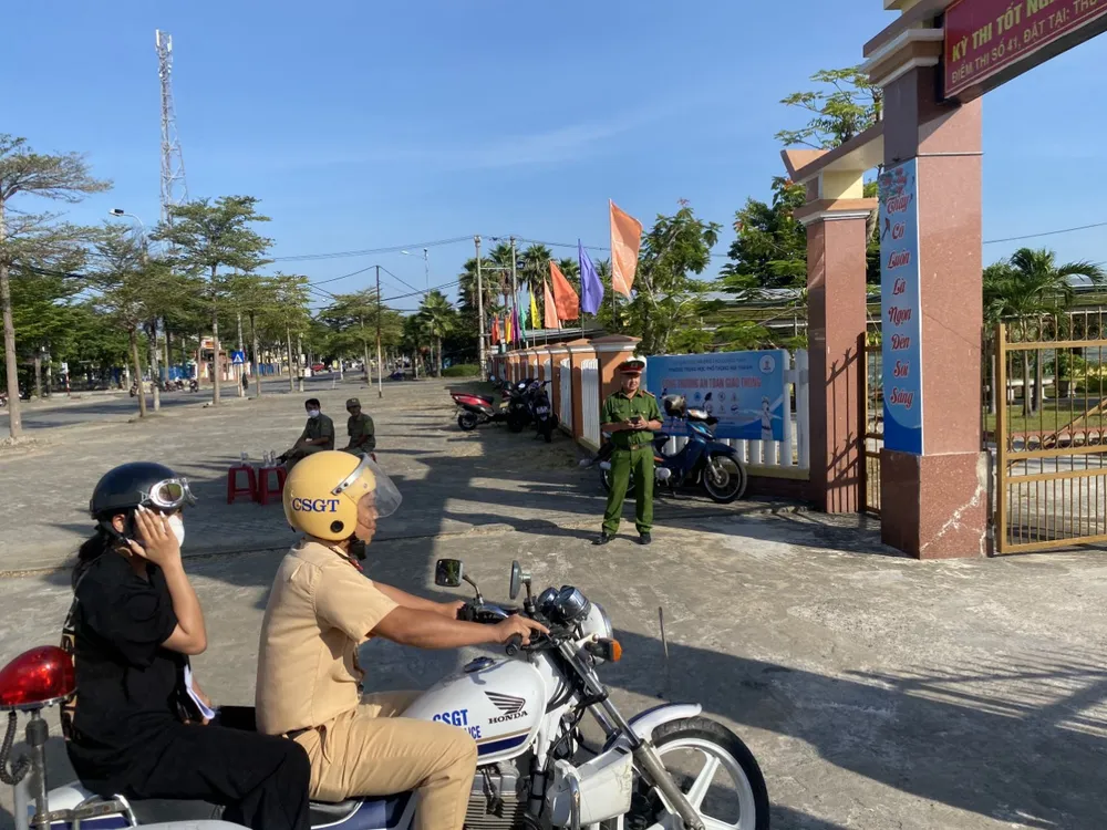 Lực lượng CSGT đưa thí sinh ngủ quên đến điểm thi kịp thời Lực lượng CSGT đưa thí sinh ngủ quên đến điểm thi kịp thời