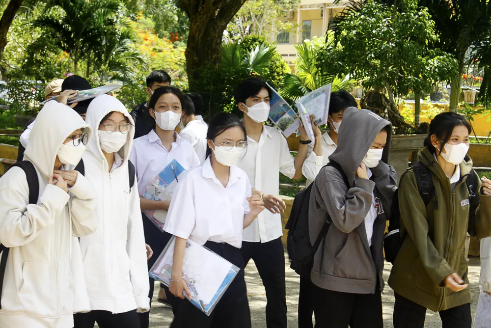 Thí sinh ở Quảng Ngãi hoàn thành phần thi tổ hợp Khoa học tự nhiên và Khoa học xã hội