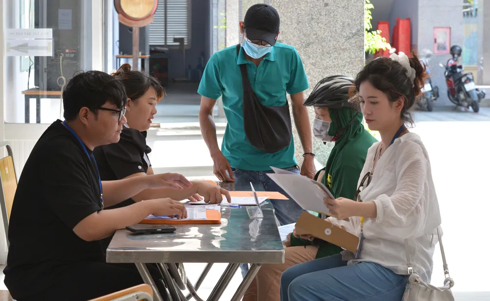 Phụ huynh làm hồ sơ nhập học cho con tại Trường THCS Huỳnh Khương Ninh, quận 1, TPHCM Ảnh: CAO THĂNG Phụ huynh làm hồ sơ nhập học cho con tại Trường THCS Huỳnh Khương Ninh, quận 1, TPHCM Ảnh: CAO THĂNG