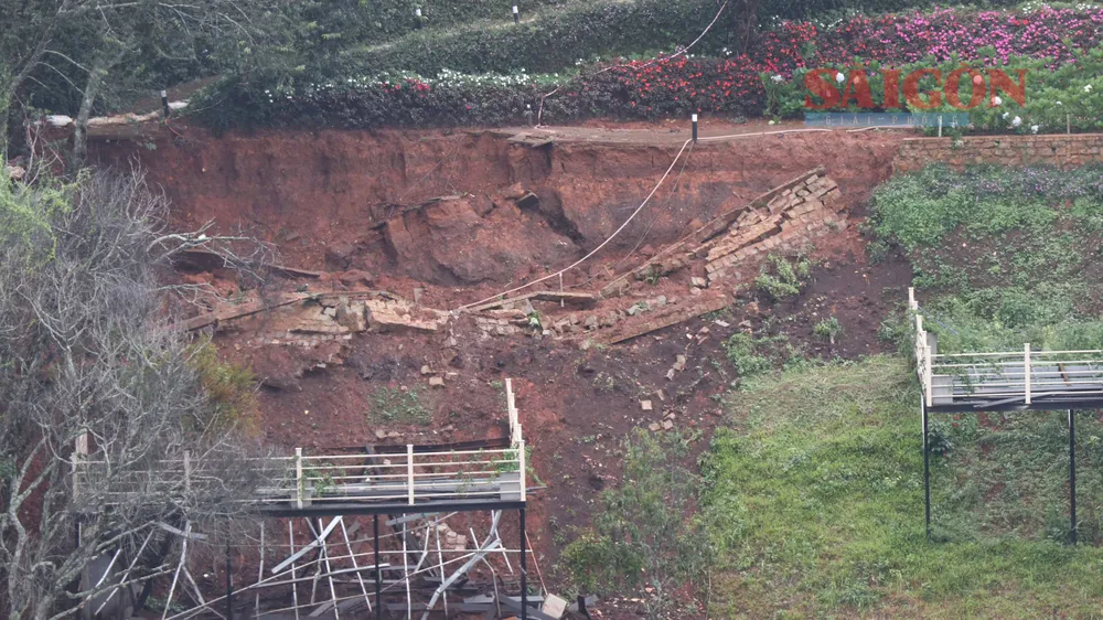 Tại đây xuất hiện một số vị trí sạt trượt. Ảnh: ĐOÀN KIÊN