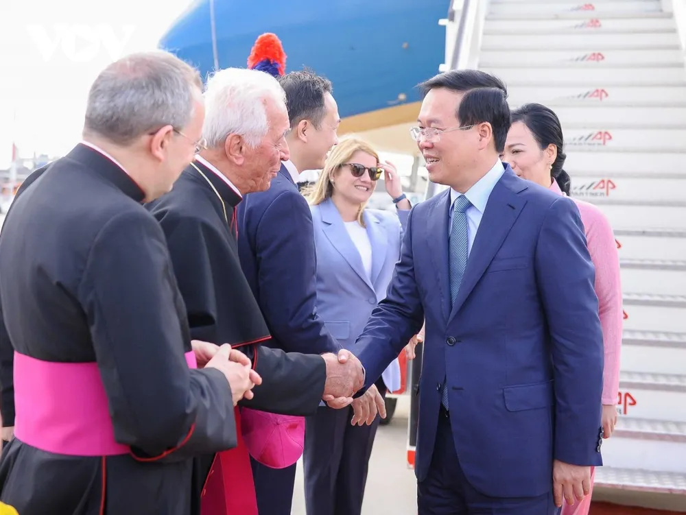 Lãnh đạo Bộ Ngoại giao Italy và Lãnh đạo Tòa thánh Vatican đón Chủ tịch nước và Phu nhân tại sân bay quốc tế Fiumicino. Ảnh: VOV Lãnh đạo Bộ Ngoại giao Italy và Lãnh đạo Tòa thánh Vatican đón Chủ tịch nước và Phu nhân tại sân bay quốc tế Fiumicino. Ảnh: VOV