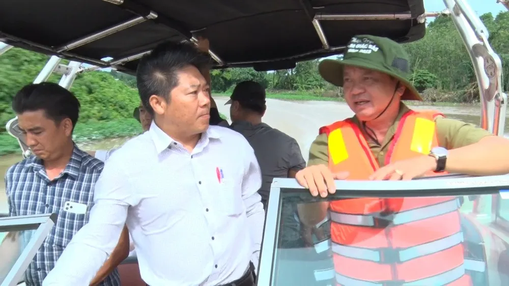 Ông Bùi Minh Thạnh, Bí thư Thị ủy Bến Cát (mặc áo phao), khảo sát sông Sài Gòn đoạn qua địa bàn, ngay sau khi tỉnh có kế hoạch đầu tư cảng sông An Tây Ông Bùi Minh Thạnh, Bí thư Thị ủy Bến Cát (mặc áo phao), khảo sát sông Sài Gòn đoạn qua địa bàn, ngay sau khi tỉnh có kế hoạch đầu tư cảng sông An Tây