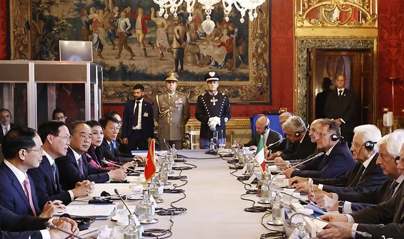 Chủ tịch nước Võ Văn Thưởng và Tổng thống Cộng hòa Italy Sergio Mattarella hội đàm. Ảnh: TTXVN 