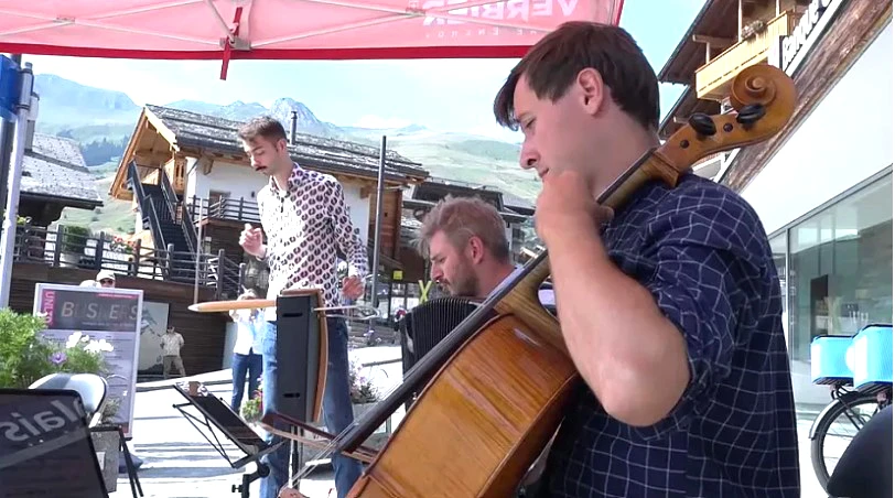 Các nghệ sĩ biểu diễn trên đường phố dịp Verbier Festival