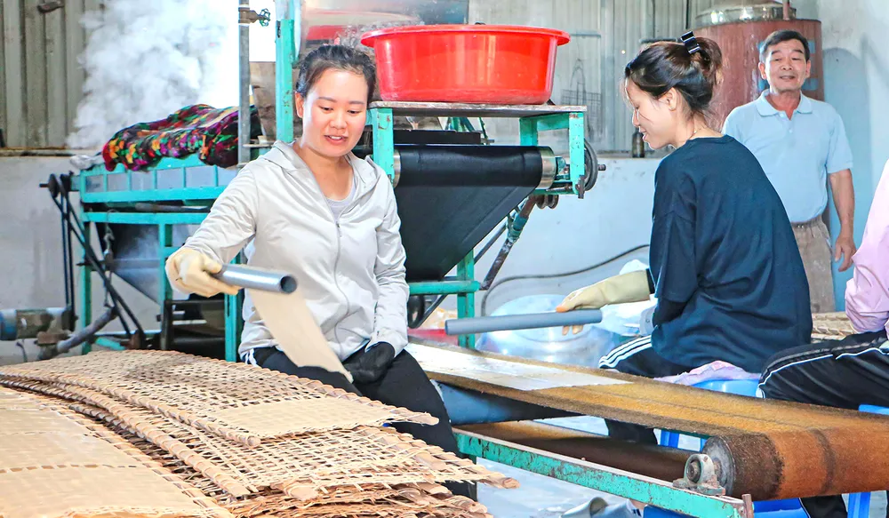 Khâu tráng bánh được làm thủ công Khâu tráng bánh được làm thủ công