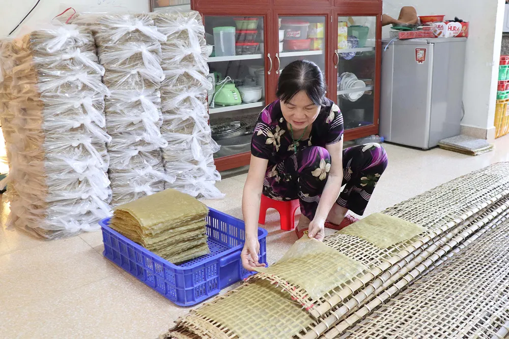 Bánh được tháo từ vỉ phơi, phân loại, cung cấp cho các cơ sở gia công với từng vị khác nhau Bánh được tháo từ vỉ phơi, phân loại, cung cấp cho các cơ sở gia công với từng vị khác nhau